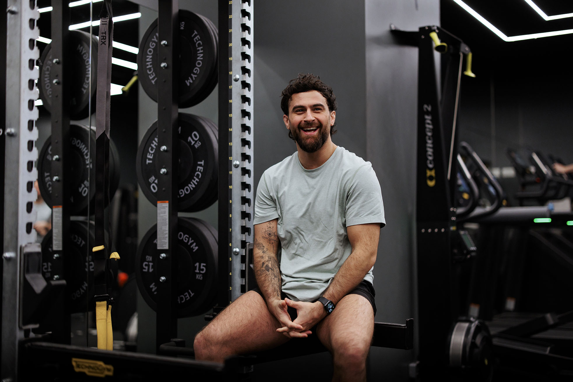 Diren Kartal'ın bir spor salonunda gülümseyen yüzü.